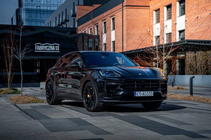 Porsche Cayenne GTS (Black)