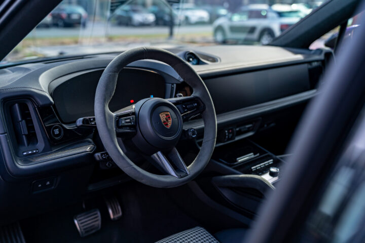 Porsche Cayenne GTS (Black)
