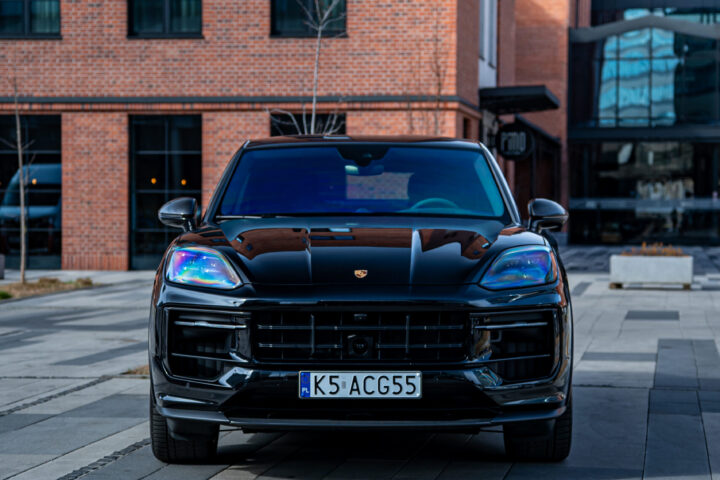 Porsche Cayenne GTS (Black)