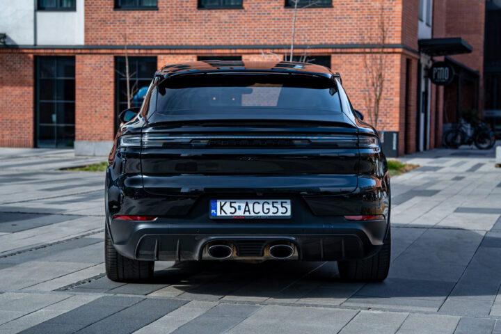 Porsche Cayenne GTS (Black)
