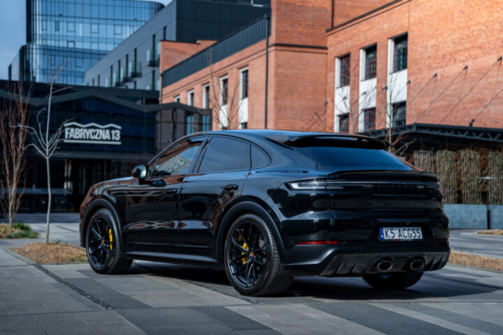 Porsche Cayenne GTS (Black)